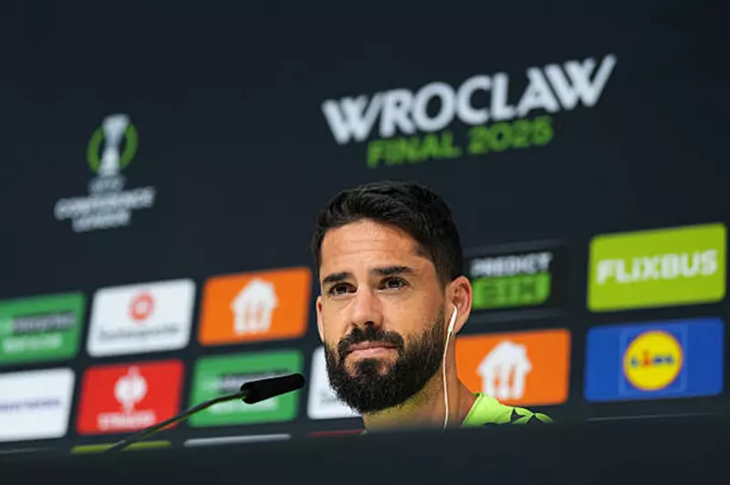 إيسكو: نهائي دوري المؤتمر الأوروبي تحدٍ كبير.. ونثق في قدرتنا على تحقيق الفوز أمام تشيلسي